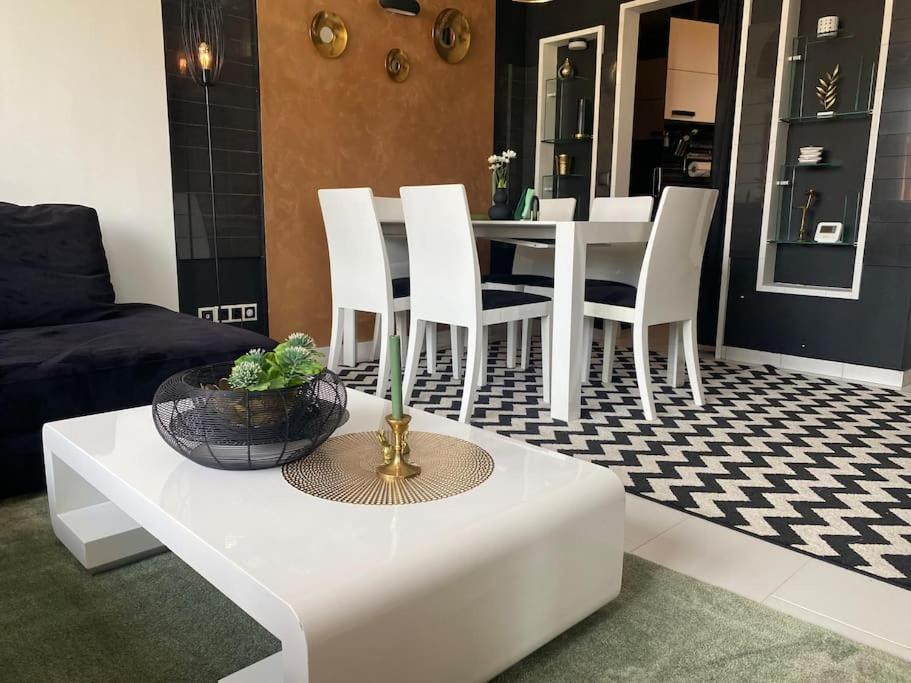 Apartemen Lovely 1-bedroom With Free Parking