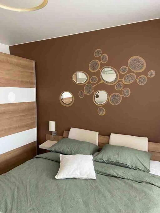 Apartemen Lovely 1-bedroom With Free Parking *